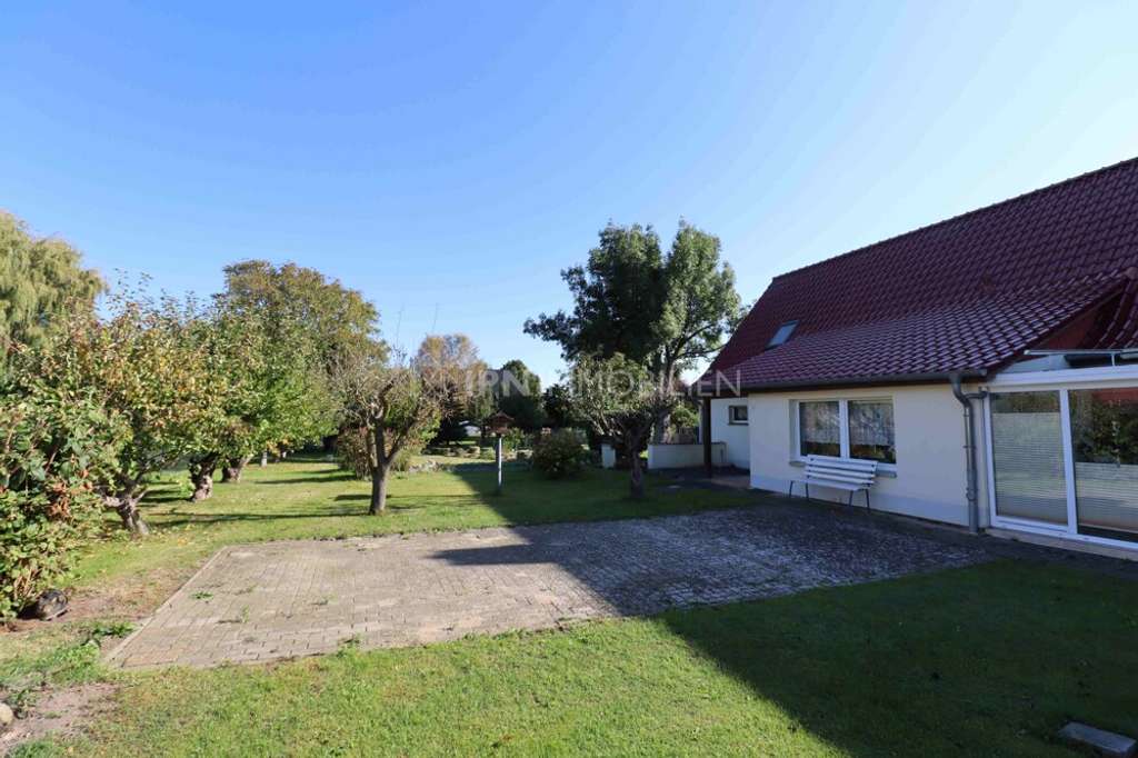 Immobilie in Laage - Provisionsfrei - Einfamilienhaus mit Ausbaumöglichkeit, Garage & Bauland! - Bild 2