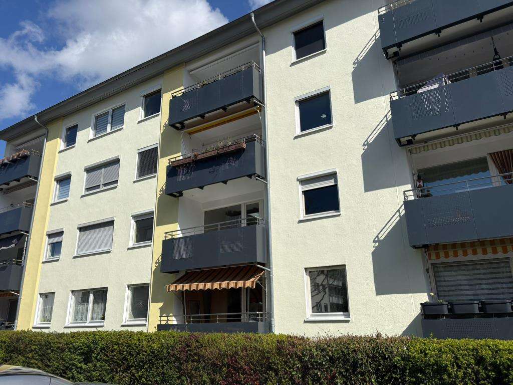 Immobilie in Steinbach - Renovierungsbedürftige 4-Zimmer Wohnung in Steinbach/Taunus - Bild 0