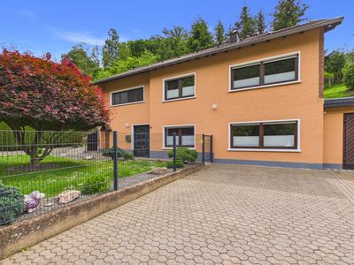 Wohnen wo andere Urlaub machen. Freistehendes Einfamilienhaus mit Garage in attraktiver Hanglage!