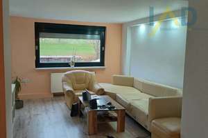 Vielseitiges Anwesen: Haus mit Scheune und Stall, ideal für Gewerbe, Hobby und Tierhaltung.