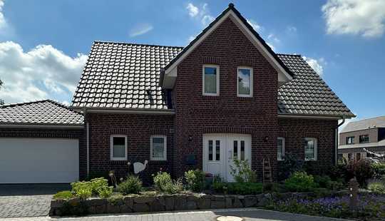 Bild von Modernes Wohnen trifft ländliche Idylle – Neubau-Einfamilienhaus in Apen