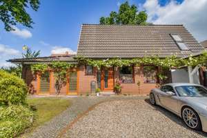 Traumhaftes Einfamilienhaus mit Galerie, Garage und Carport in bester Lage von Hude – Die vollständige Adresse der Immobilie erhältst du vom Anbieter., 27798 Hude (Oldenburg) – Vorschaubild 1