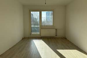 Ihr neuer Lebensmittelpunkt: große, familiengerechte Wohnung mit Balkon! – Ahrenshooper Straße 6, 13051 Neu-Hohenschönhausen, Berlin – Vorschaubild 1