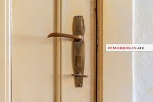 IMMOBERLIN.DE - Charmante Stuck-Altbauwohnung mit ruhigem Balkon im beliebten Rheingauviertel – Die vollständige Adresse der Immobilie erhältst du vom Anbieter., 14197 Friedenau, Berlin – Vorschaubild 3