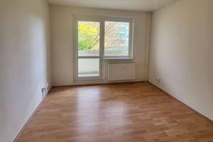 Ideale Singlewohnung für Pendler, Senioren & Studenten + Balkon + Einbauküche! – Ernst-Thälmann-Straße 2, 4571 Rötha – Vorschaubild 1