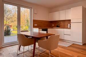 Wohnen wie im Haus: Ebenerdig 3 Zimmer mit Garten u. Tiefgarage am Bürgerpark im Neubau von 2023
