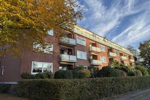 Komplett modernisierte 2 ½-Zimmer-Eigentumswohnung Staffelgeschoss / Endetage mit zwei Balkonen