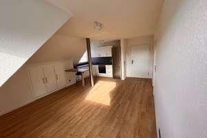 Ruhige 2-Zimmer-Dachgeschosswohnung mit Einbauküche in Pfaffendorf