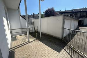 Mit Terrasse! Bezugsfreie 2-Zi-Whg mit Altbaucharme