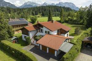 Das Landhaus für die Familie! Rarität: Zweifamilienvilla mit zus. Appartement, Kachelofen & Wellness – Garmisch-Partenkirchen (Kreis) – Vorschaubild 1