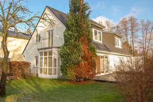 Helle Doppelhaushälfte in Müggelsee-Nähe – naturnah wohnen mit guter Anbindung!