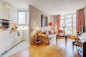 Maxvorstadt: Charmante Split-Level-Wohnung mit Balkon in Bestlage -frei