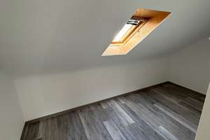 Frisch saniert & sofort einziehen – Klimatisierte 2,5-Zimmer-Dachgeschosswohnung in Krefeld! – Winkelstraße 7-9, 47798 Stadtmitte, Krefeld – Vorschaubild 2