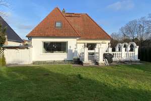 Großzügiges Familienhaus auf 632 qm sonnigem Eckgrundstück mit grossem Garten