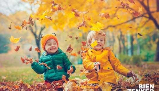 Bild von Zufriedenheit und Familienglück im eigenen Garten.