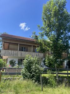 Sonnige 5-Zimmer-Wohnung m. Galerie in freist. Landhaus mit Gartenanteil und Garagen