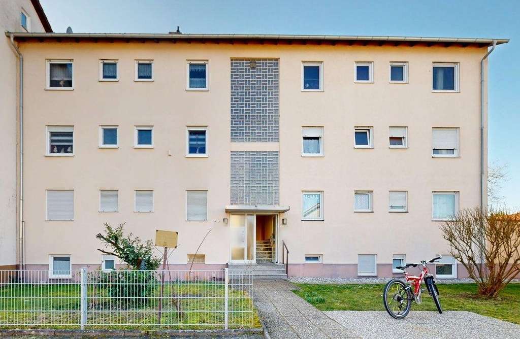 Immobilie in Hagenbach - ~~ GEPFLEGTE DREI ZIMMER WOHNUNG MIT BALKON, KELLERABTEIL, GARAGE UND STELLPLATZ ~~ - Bild 0