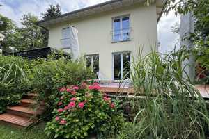 Schönes Einfamilienhaus in zentraler Lage mit eingewachsenem Garten und niedrigem Energieverbrauch – Starnberg (Kreis) – Vorschaubild 1