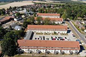 Wohnen im Grünen! Moderne 3-Zimmer-Wohnung mit Balkon & optionaler Einbauküche – Tulpenhof 2, 38368 Mariental – Vorschaubild 2