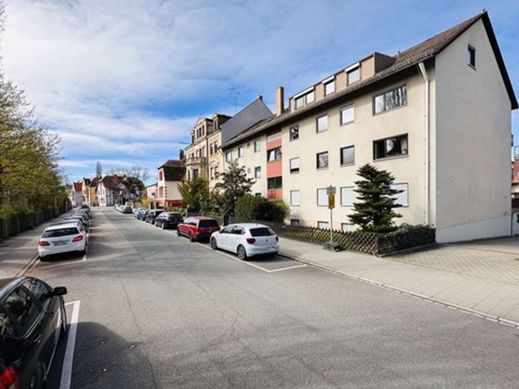 Herzstück Erlangens: XXL-Wohnung an der Schwabach mit Entwicklungspotenzial
