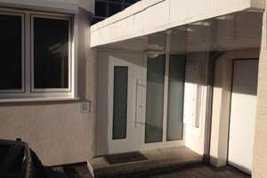 Vollständig renovierte Wohnung mit zwei Zimmern sowie 10 m Balkon und neuer Einbauküche in Hagen – Taunusstr. 39, 58093 Lennetal, Hagen – Vorschaubild 2