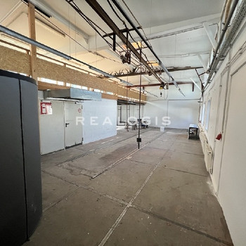 ca. 395 m² große, ebenerdige Hallenfläche mit Büro
