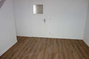 EXKLUSIV RENOVIERT + SANIERT MODERNE HELLE WHG. KOMPLETT LAMINAT WANNENBAD 5.OG / DG IN OBERBILK – Kirchstr. 7, 40227 Oberbilk, Düsseldorf – Vorschaubild 5