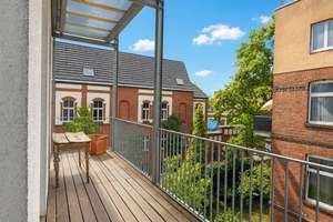 Traumhafte, sanierte Altbauwohnung mit großer Balkonterrasse und flexibler Raumaufteilung