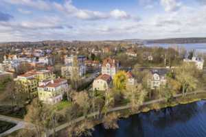*Ihr Zuhause mit Traumblick – Stilvolles Reihenmittelhaus mit großem Garten an der Glienicker Lake* – Potsdam – Vorschaubild 9