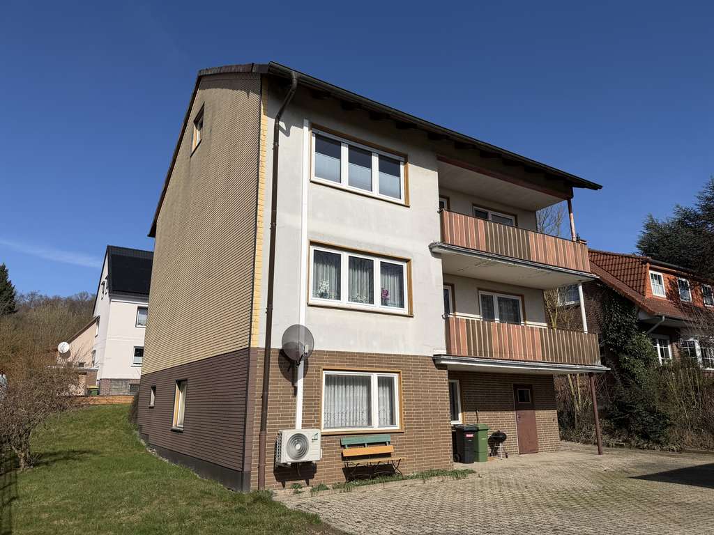 Immobilie in Lamspringe - Ansprechendes Zweifamilienhaus mit Ausbaupotenzial in Lamspringe - Bild 1