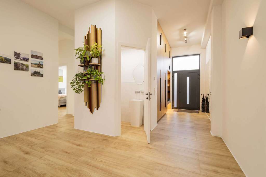 Immobilie in Elzach - Neusaniertes Wohnhaus mit großzügiger Dachterrasse sowie Büro- & Lagerflächen im Zentrum von Elzach - Bild 1