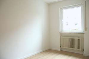 Frisch saniertes Wohnen im Erdgeschoss – 2-Zimmer-Wohnung mit großem Balkon in Nürnberg – Die vollständige Adresse der Immobilie erhältst du vom Anbieter., 90478 Ludwigsfeld, Nürnberg – Vorschaubild 4