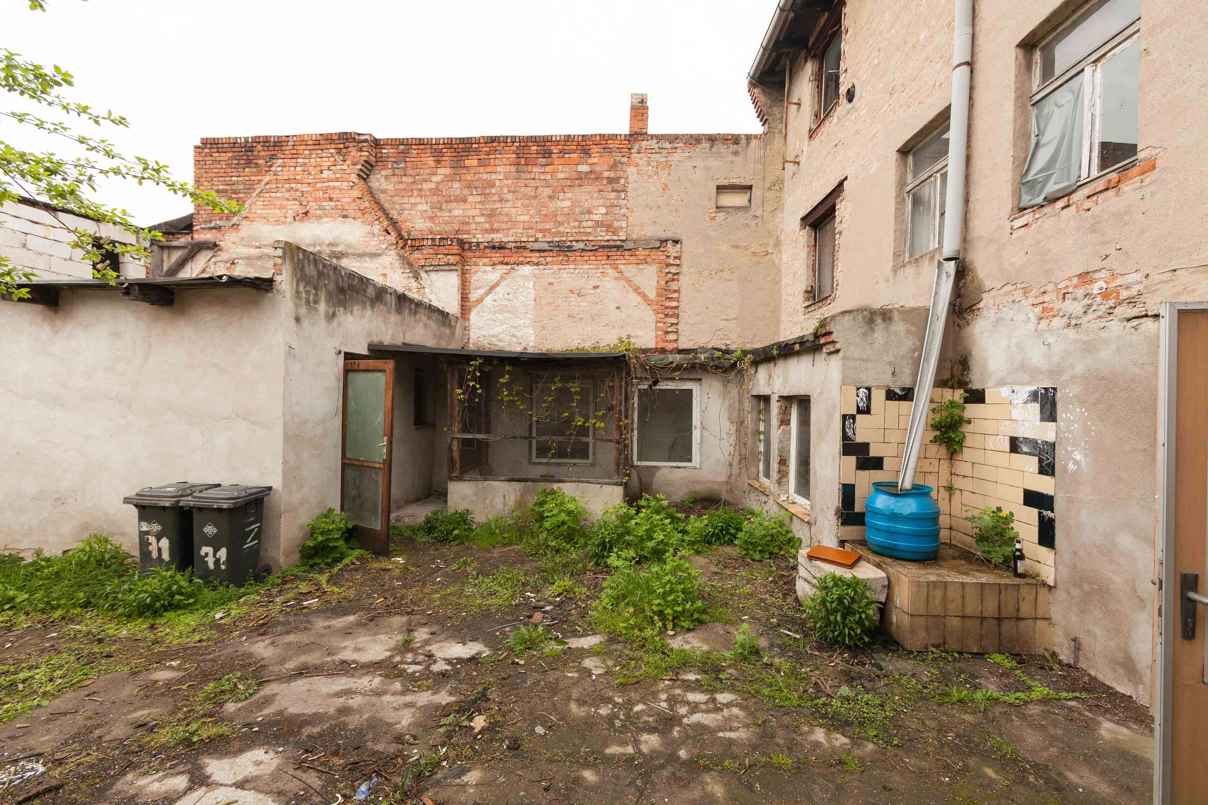 Renovierungsbedürftiges Mehrfamilienhaus mit 15 Zimmern in Calbe (Saale), Salzlandkreis – Bild 4