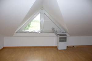 Wunderschöne 3-Zimmer-Dachgeschoss Whg im Düsseldorfer Norden in Grünlage sehr nah zum Rhein gelegen – Neusser Weg 6a, 40489 Kaiserswerth, Düsseldorf – Vorschaubild 9