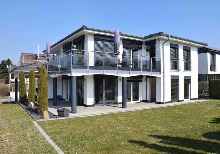 Moderne Architektur, helle Räume, Garten, Carports