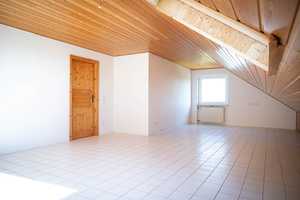 Frisch renovierte Dachwohnung mit offenem Layout im 2. OG – Maienbergstraße 24, 86424 Augsburg (Kreis) – Vorschaubild 5