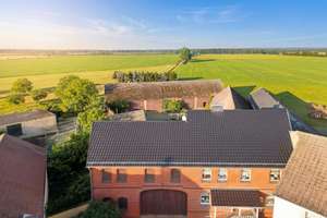 Modernes Wohnhaus, Scheune, Nebengebäude: Vierseitenhof in wundervoller Lage bei Jessen (Elster) – Die vollständige Adresse der Immobilie erhältst du vom Anbieter., 6917 Jessen (Elster) – Vorschaubild 1