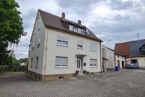 Zweifamilienhaus mit Scheunen und Garage auch als Kapitalanlage geeignet – Kulmbacher Straße 25, 96328 Küps – Vorschaubild 1
