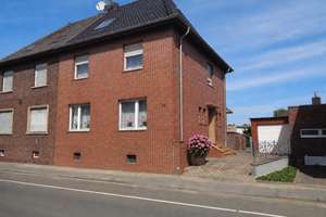Von PRIVAT in Willich-Schiefbahn : DHH auf 755qm Grundstück incl. 100qm Halle und ca. 400qm Bauland 