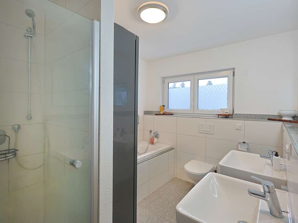 Badezimmer mit Duschkabine,...