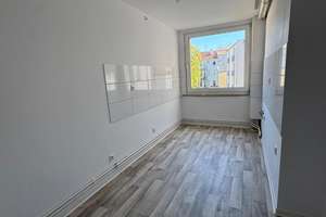Modernisierte 3-Zimmerwohnung in Geestemünde mit Balkon – Schillerstr. 67, 27570 Geestemünde, Bremerhaven – Vorschaubild 4