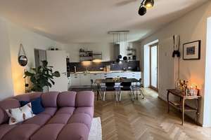Lichtdurchflutete 4-Zimmer-Parkwohnung mit Balkon, Aufzug & Sauna im Haus. Ohne Makler.