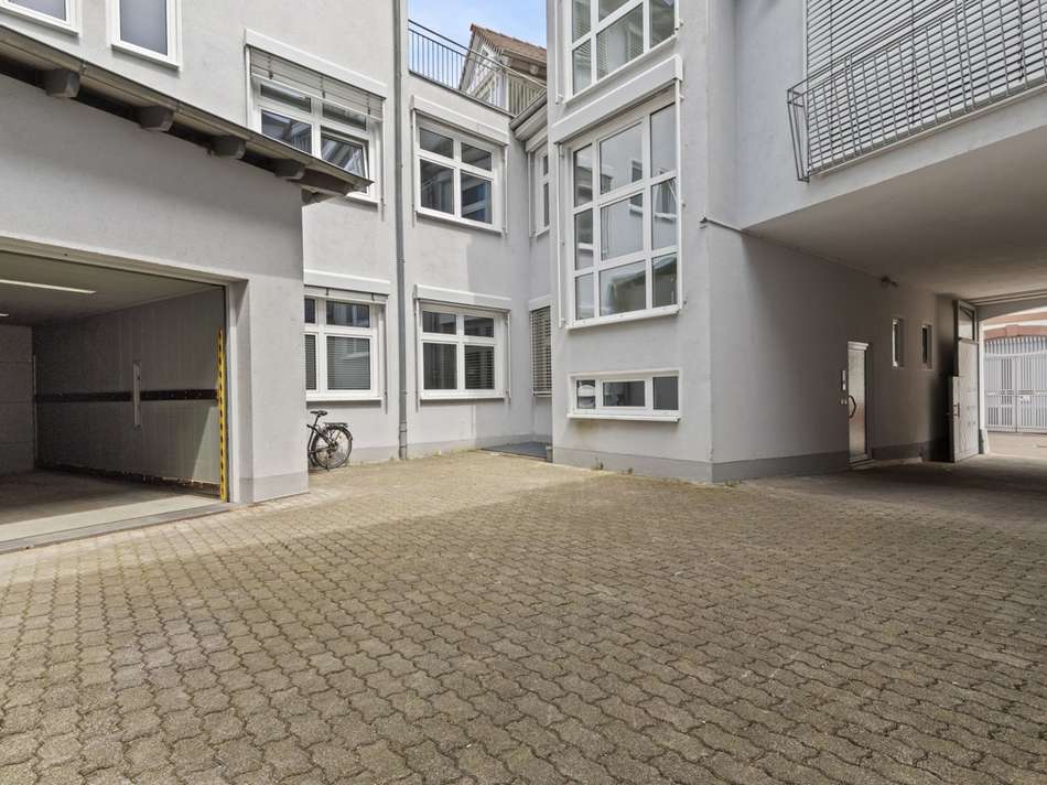 Innenhof Mittelstr. 10 mit Aut