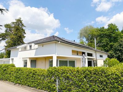 Exklusives Einfamilienhaus
mit Einliegerwohnung,
Galerie, 3 Bäder, Sauna
und Doppelgarage
in Ne