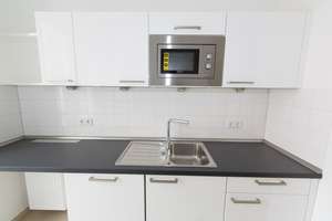 Helle und geräumige Wohnung mit drei Zimmern sowie Balkon und Einbauküche in Berlin Mitte – 10115 Mitte (Ortsteil), Berlin – Vorschaubild 7