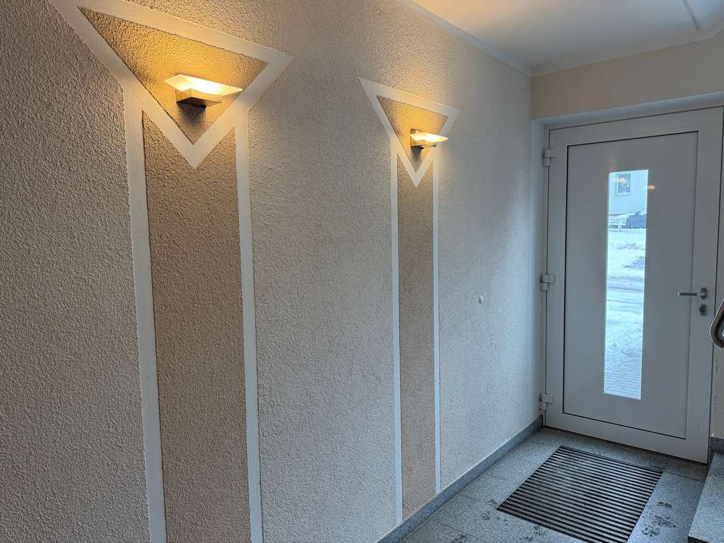 Immobilie in Stollberg/Erzgebirge - Haus im Haus ! Traumwohnung mit EBK, Balkon, Terrasse, Privatgarten, Topaussicht & Ausstattung. - Bild 2