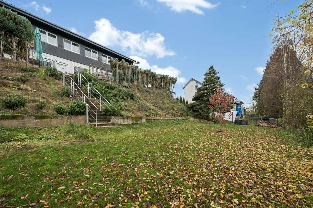 Immobilie in Jossgrund - Zwei- bis Dreifamilienhaus auf großem Grundstück – modernisiert & vielseitig nutzbar - Bild 1