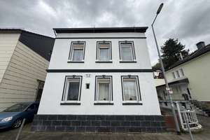 Modernisiertes 7-Zimmer-Haus mit Hof & großem Garten in ruhiger Lage