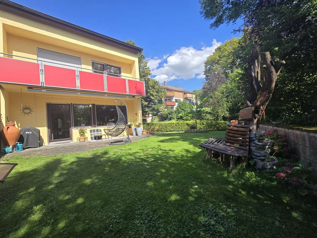 Familienidyll: Doppelhaushälfte mit weitläufigem Gartenparadies