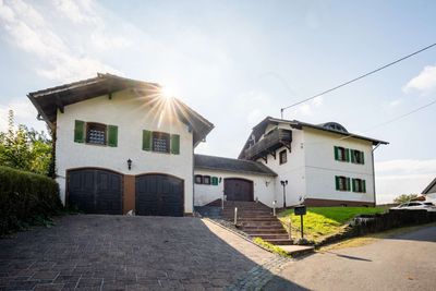 Ein Haus mit Geschichte und Zukunft - Großzügiges Landhaus in idyllischer Lage